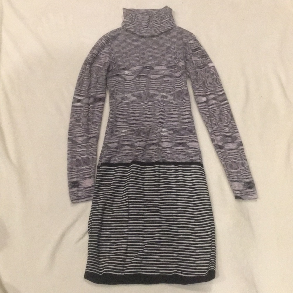 Patterned black and white turtleneck